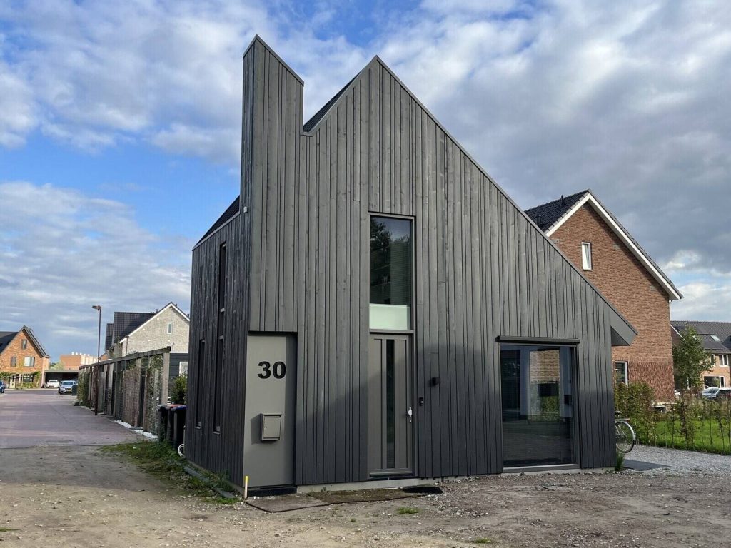 Tiny house_Barneveld_zijaanzicht met entree